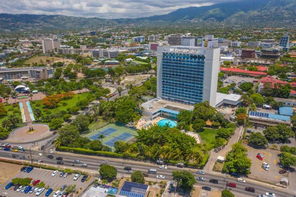 A la foto es mostra l'objecte The Jamaica Pegasus Hotel situat a la ciutat de Kingston.