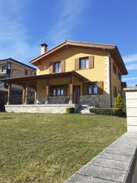 A la foto es mostra l'objecte Casa Rural Izarrak situat a la ciutat de Cueva.