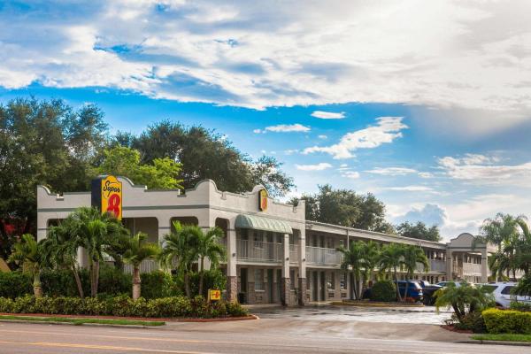 Na zdjęciu widoczny jest obiekt Super 8 by Wyndham Bradenton Sarasota Area położony w mieście Bradenton.