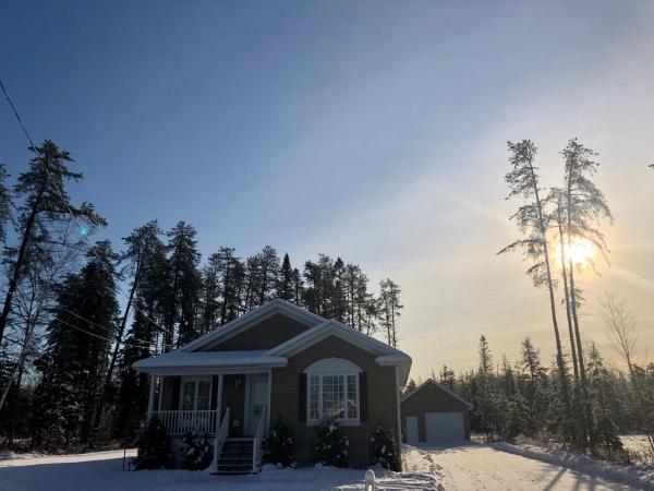 Na zdjęciu widoczny jest obiekt Le Chalet de Claude, au pied des Monts-Valin położony w mieście Saint-David-de-Falardeau.