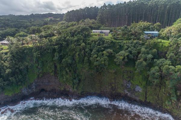 A la foto es mostra l'objecte Hamakua Pukana La Hale home situat a la ciutat de Hakalau.