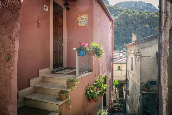 The photo shows the B&B Borgo Antico located in the city of LʼIsola.