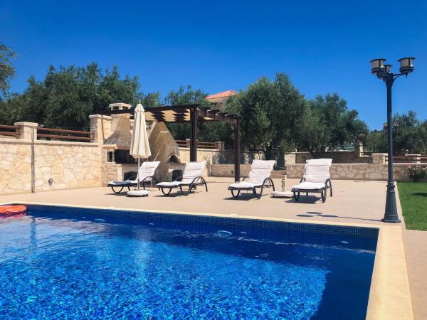 A la foto es mostra l'objecte Levanda Luxury Stone Villa situat a la ciutat de Kalyves.