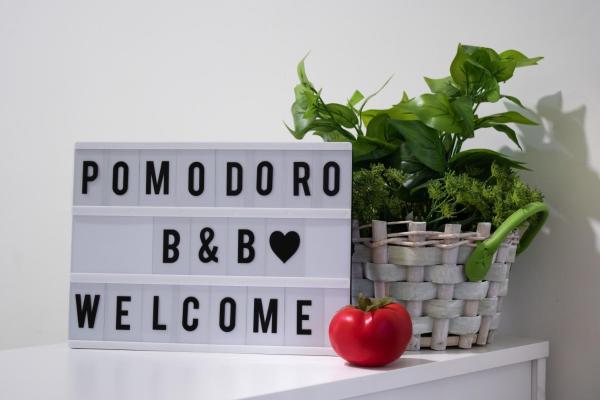 Na foto é possível ver o objeto Pomodoro AC localizado na cidade de Naples.