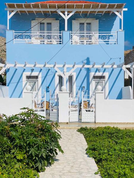 På billedet ses objektet Pontamos Villas beliggende i byen Halki.