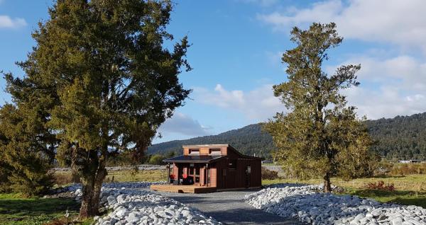 A la foto es mostra l'objecte Cosy Cabin in the Paddocks - Breakfast Included situat a la ciutat de Harihari.