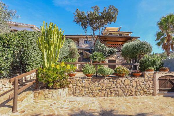 Na zdjęciu widoczny jest obiekt Leccio położony w mieście San Teodoro.