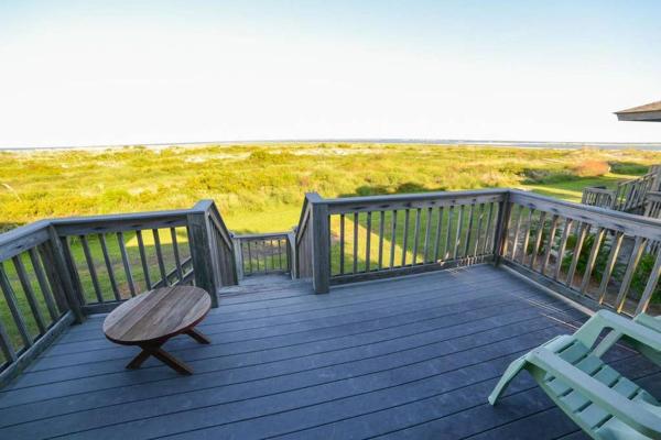 Nella foto è visibile l'oggetto Pelican Point Unobstructed Beach Views Beach Access out back door! situato nella città di Harbor Island.