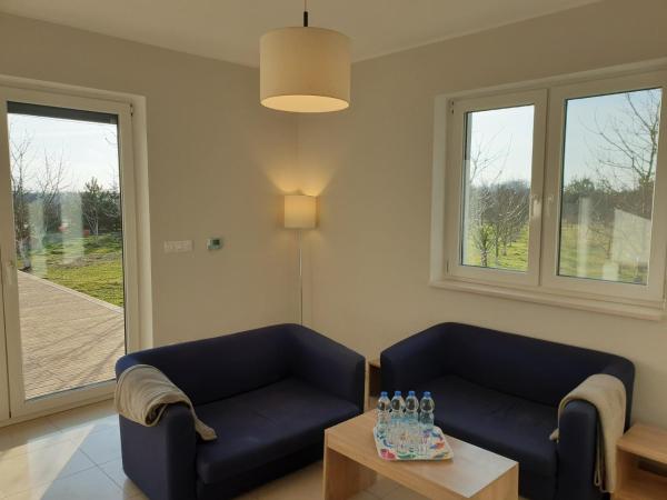 Na zdjęciu widoczny jest obiekt Apartament w zieleni do wynajęcia blisko jeziora położony w mieście Miąskowo.