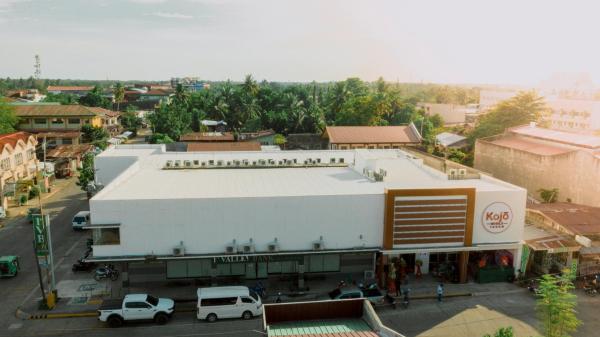 写真にはLa Filipina市にあるKojõ Hotel Tagumが写っています。