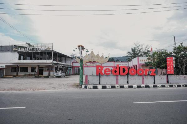 写真にはJepara市にあるRedDoorz Syariah near Kebun Raya Liwaが写っています。