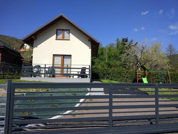 Na zdjęciu widoczny jest obiekt Domek Pod Górą Żar położony w mieście Bialskie.