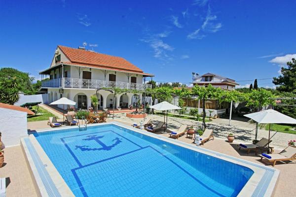 Na fotografii je vidět objekt Villa Paradiso: Near beach, superb pool and garden nacházející se ve městě Astrakeri.