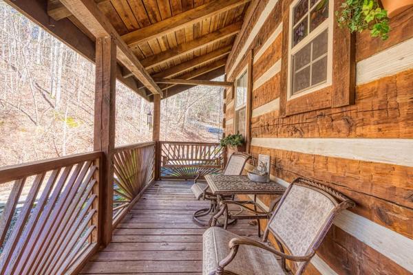 Fotografie 1: Bear End - Relax in Hot Tub, Specials, FREE Area Attraction Tickets!!!