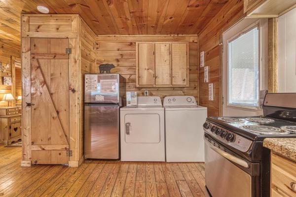 Foto 4: Bear Den, Hot Tub, Cozy Cabin Retreat in the Smokies Comfort & Fun for All