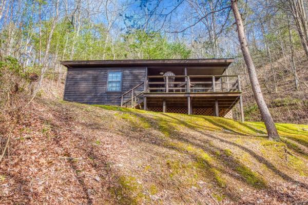 Foto 6: Bear Den, Hot Tub, Cozy Cabin Retreat in the Smokies Comfort & Fun for All