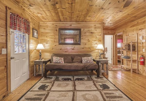 Foto 7: Bear Den, Hot Tub, Cozy Cabin Retreat in the Smokies Comfort & Fun for All
