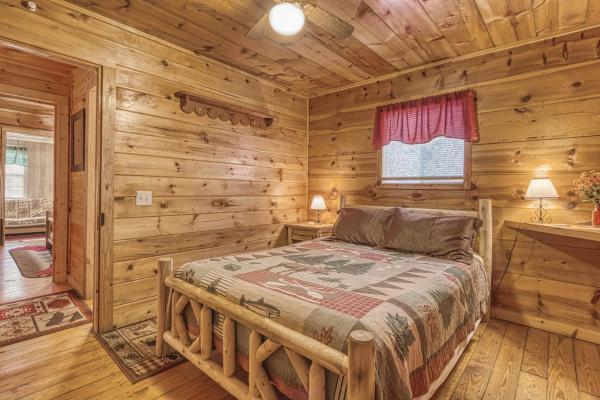 Foto 8: Bear Den, Hot Tub, Cozy Cabin Retreat in the Smokies Comfort & Fun for All