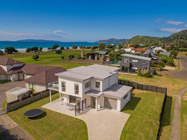 Op de foto is het object Coastal Pearl - Matarangi Holiday Home te zien, gelegen in de stad Matarangi.