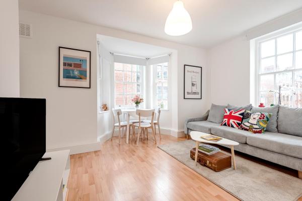 Quiet Victoria Retreat Near Buckingham Palace, London