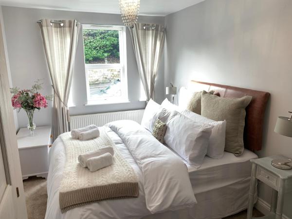 På bildet vises objektet Spacious 2 Bed Apartment With Off Street Parking som ligger i byen Bath.