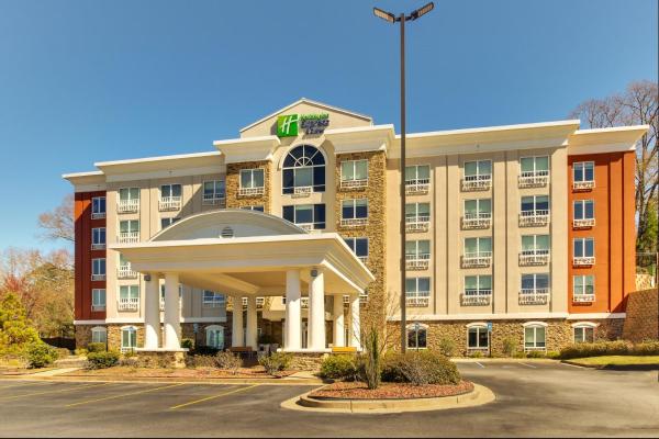 Na fotografii je vidět objekt Holiday Inn Express & Suites Columbus - Ft Benning Maingate by IHG nacházející se ve městě Fort Mitchell.
