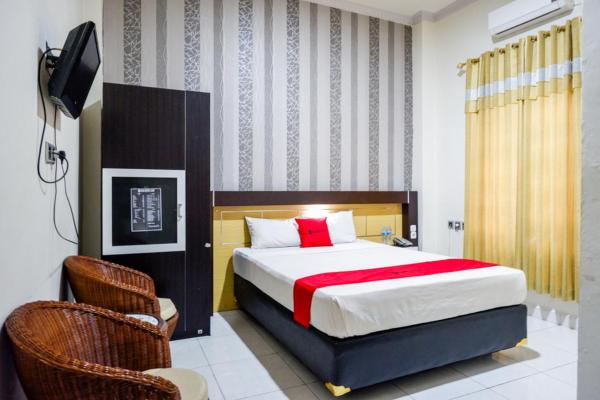 På billedet ses objektet RedDoorz @ Hotel Bumi Palupy beliggende i byen Palu.
