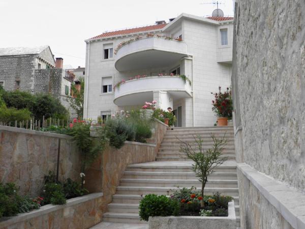 På billedet ses objektet Apartment Mladinic Brac beliggende i byen Pučišća.