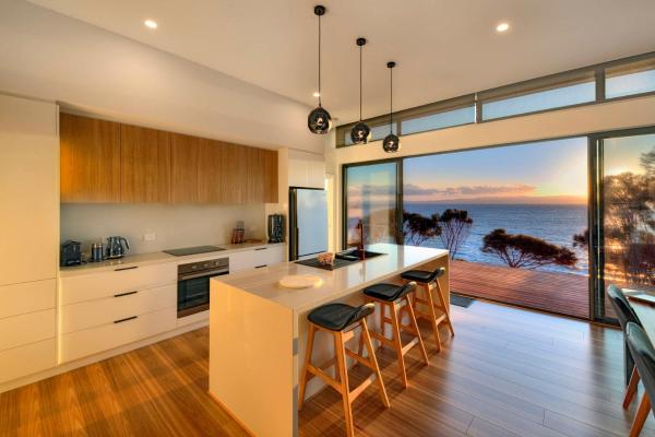 The photo shows the Freycinet Coastal Retreat located in the city of Coles Bay.