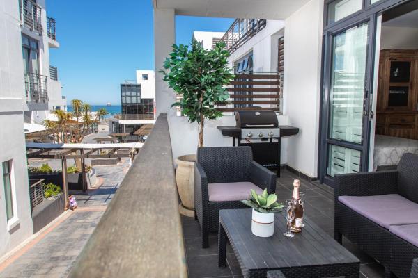 Στη φωτογραφία φαίνεται το αντικείμενο Modern Beachfront 2 Bed Apartment 144 Eden on the Bay, Blouberg, Cape Town που βρίσκεται στην πόλη Bloubergstrand.