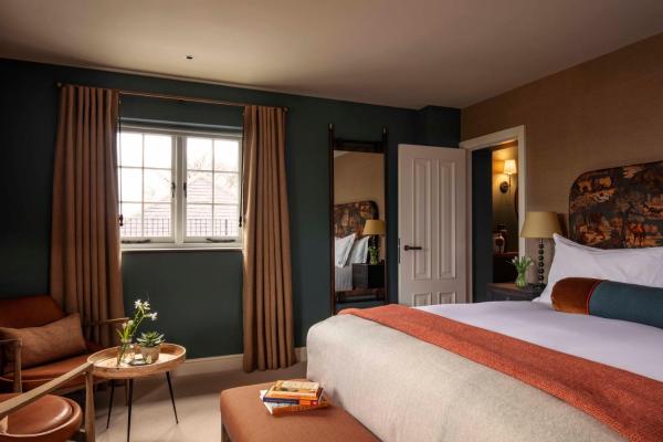 A la foto es mostra l'objecte The Falcon Hotel situat a la ciutat de Earls Barton.