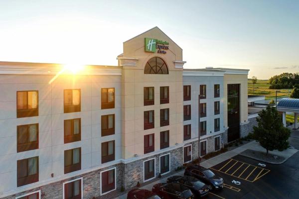 A la foto es mostra l'objecte Holiday Inn Express and Suites Batavia by IHG situat a la ciutat de Batavia.
