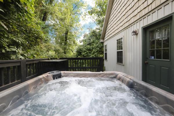 Roomy Chalet For Your Perfect Mountain Getaway - Pigeon Forge, TN