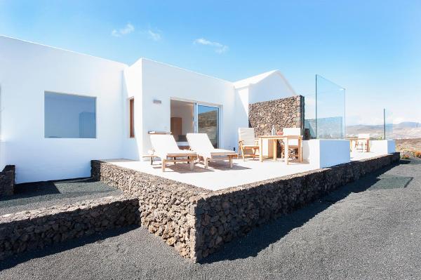 The photo shows the Studio La Baja located in the city of Mala.