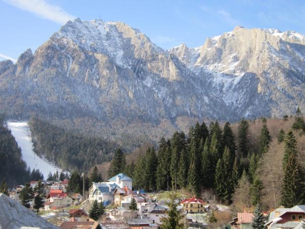 Na fotografii je vidět objekt Pensiunea Casa Maria nacházející se ve městě Buşteni.