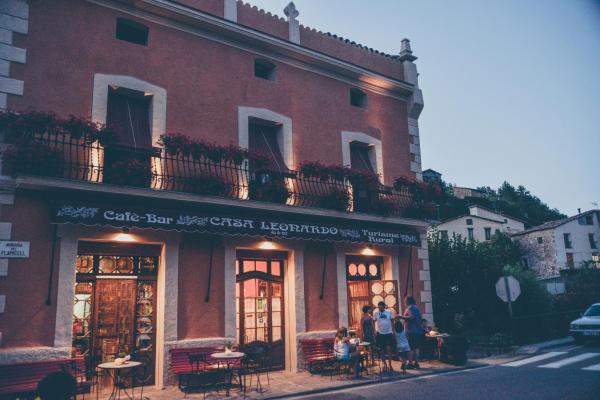 A la foto es mostra l'objecte Casa Leonardo situat a la ciutat de Senterada.