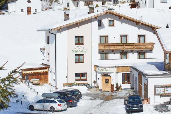 På billedet ses objektet Gasthof Walderhof beliggende i byen Oetz.