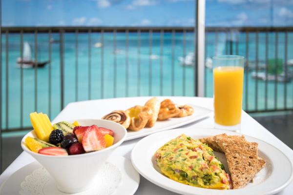 Na zdjęciu widoczny jest obiekt Holiday Inn Resort Aruba - Beach Resort & Casino by IHG położony w mieście Palm-Eagle Beach.