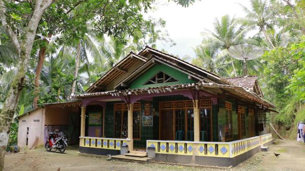 A la foto es mostra l'objecte Homestay ENDRO situat a la ciutat de Wates.