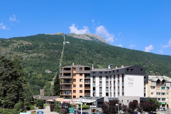 Na fotografii je vidět objekt SOWELL HOTELS Le Parc & Spa nacházející se ve městě Briançon.