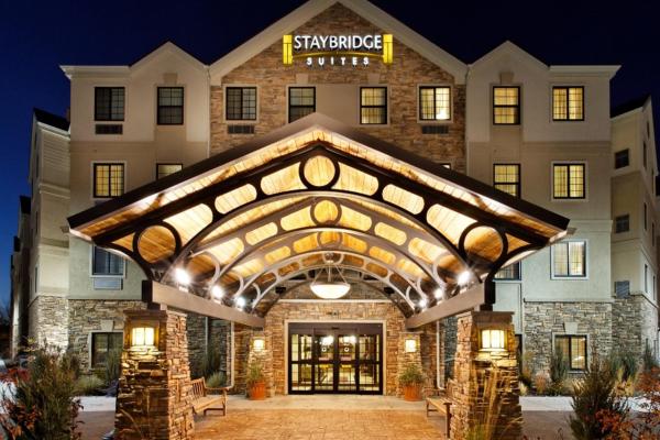 På billedet ses objektet Staybridge Suites Dearborn by IHG beliggende i byen Dearborn.
