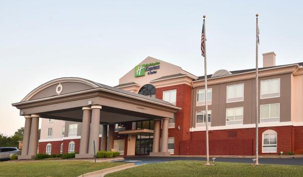 Na fotografii je vidět objekt Holiday Inn Express Hotel & Suites Selma by IHG nacházející se ve městě Marion.
