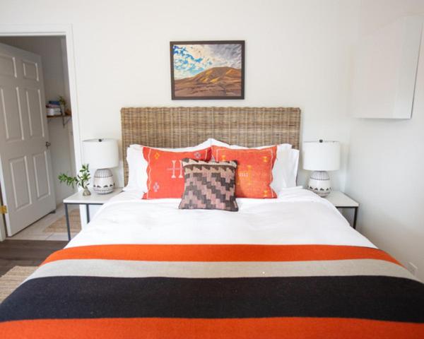 Chambre Lit Queen-size - Accessible aux Personnes à Mobilité Réduite — 11 m² - RubyJune Inn