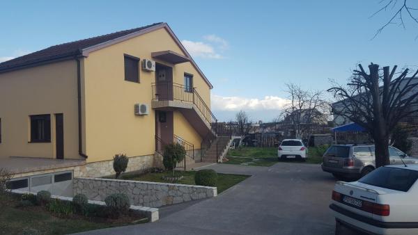 Na zdjęciu widoczny jest obiekt Hostel Vera - Airport Podgorica położony w mieście Podgorica.