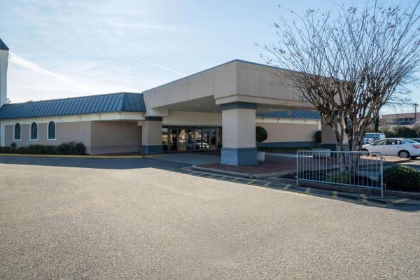 På billedet ses objektet Travelodge by Wyndham Memphis Airport/Graceland beliggende i byen Memphis.