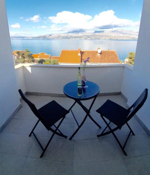 Na fotografii je vidět objekt Villa Marija nacházející se ve městě Splitska.