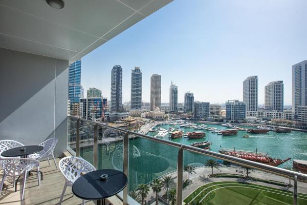 Na fotografii je vidět objekt 5 star Sparkle Tower by Swarovski, Dubai Marina nacházející se ve městě Dubaj.