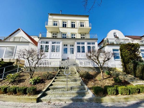 A la foto es mostra l'objecte Stromperle, direkt am Alten Strom situat a la ciutat de Warnemünde.