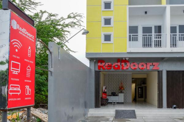 На фото показан объект RedDoorz near Graha Saba Buana Solo, расположенный в городе Kadipiro.