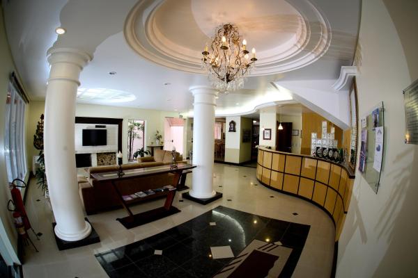 写真にはアランバレ市にあるHotel Bartzが写っています。